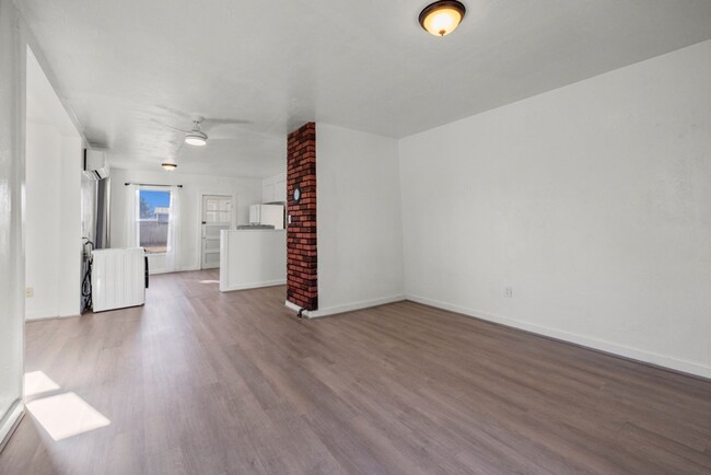 Building Photo - Newly renovated 2bdrm 1 bath house with 3 ...