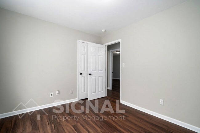 Building Photo - 2827 Arrowhead Cir NE