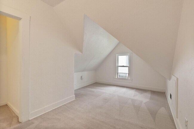 Building Photo - Spacious, light-filled 3-bdrm/2-bath vinta...