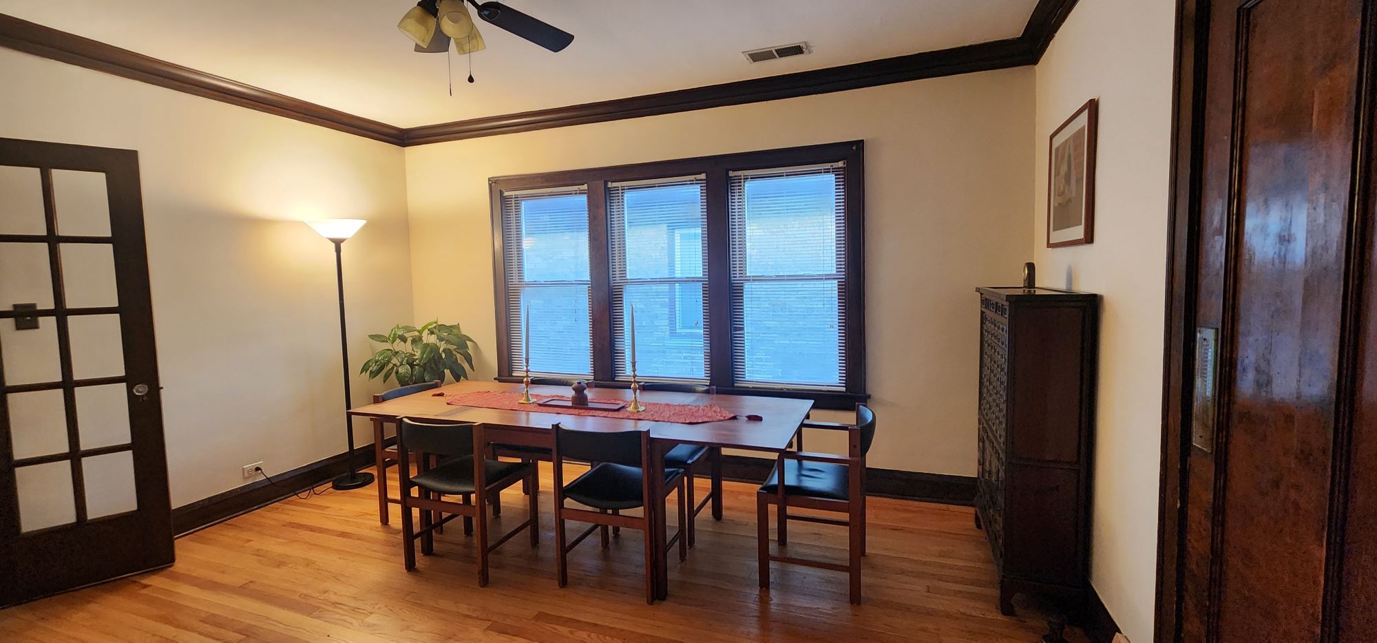 Dining room seats up to 10 - 2018 Lake St