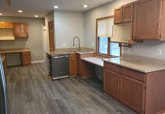 Building Photo - 3-Bedroom/2.5-Bath, Great Neighborhood