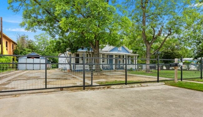 Building Photo - 2223 E Commerce St