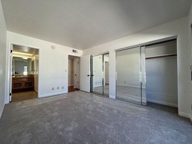 Building Photo - Pet Friendly, 3+2 w/balcony, parking + in-...