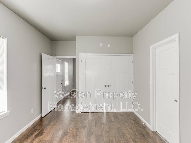 Building Photo - 721 N Louisa Ave