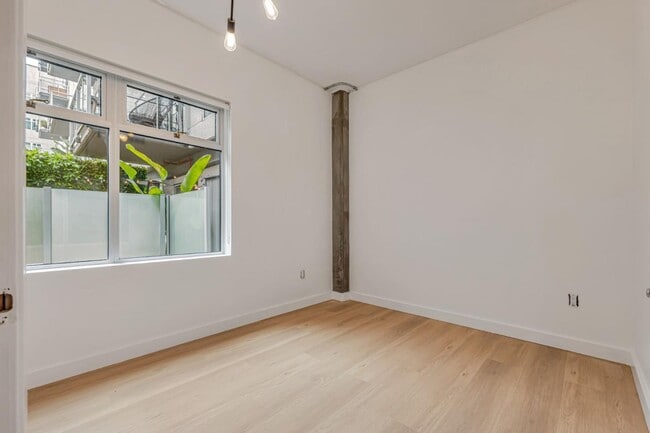 Building Photo - 645 W 9th St