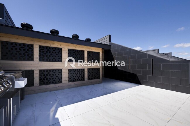 Building Photo - 2024 Construction - Modern 4 bedroom home in Downtown Memphis!!