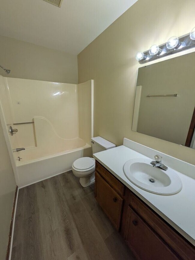 Building Photo - 2BD/2BA Condo Available Now in Hickory