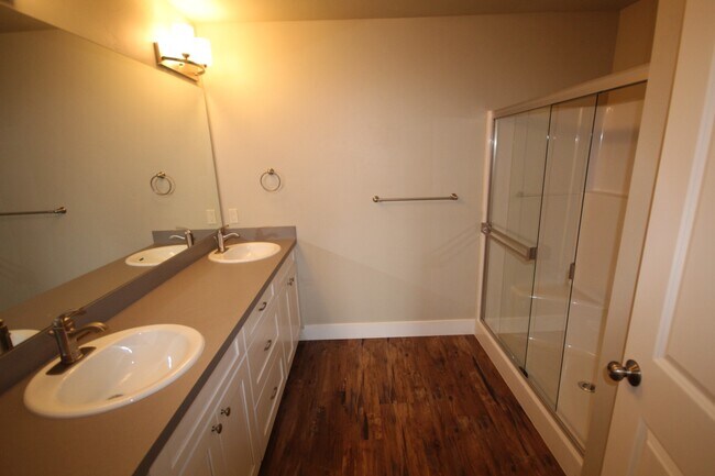 Building Photo - dou499