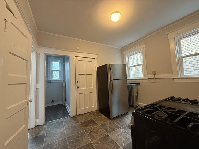 Building Photo - 221 S Swan St