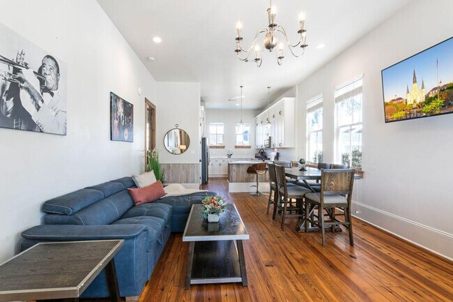 Building Photo - 1721 Terpsichore St
