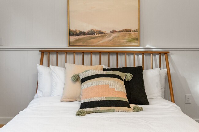 Building Photo - Stylish & Turnkey Furnished 2-BR Daylight Basement Apartment – Utilities + Wi-Fi Included