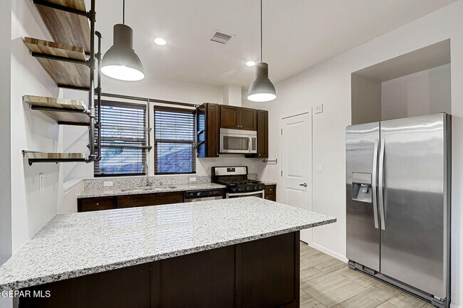 Building Photo - 4016 Camelot Heights Dr