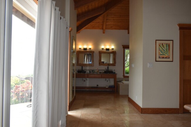 Building Photo - Molokai long term retreat 5 bedroom 3 bath