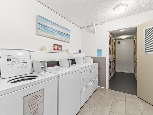 Building Photo - 9001 Jacaranda Ln