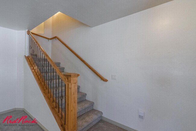 Building Photo - 3 Bedroom Townhome In Fossil Hills!