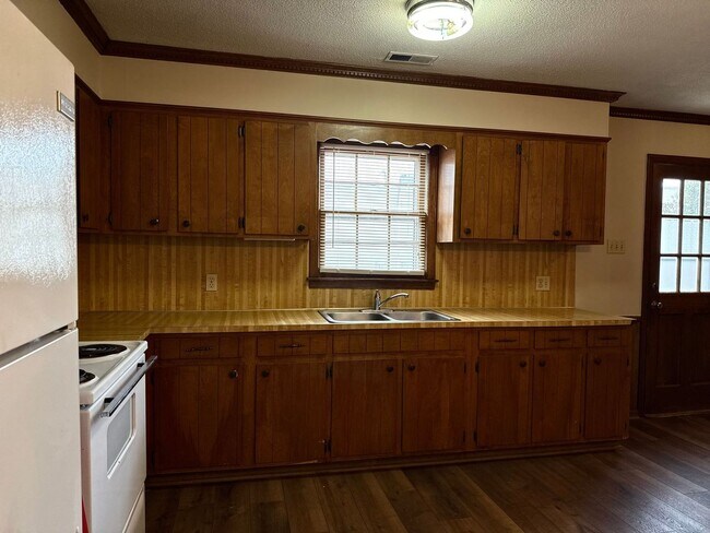 Building Photo - 2 Bedroom, 1 Bathroom Home