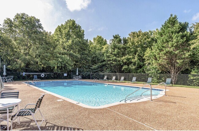 Building Photo - "Charming 3-Bed Townhouse with Cozy Fireplace in Prime Nashville Location – 1600 Sq Ft of Comfort!"