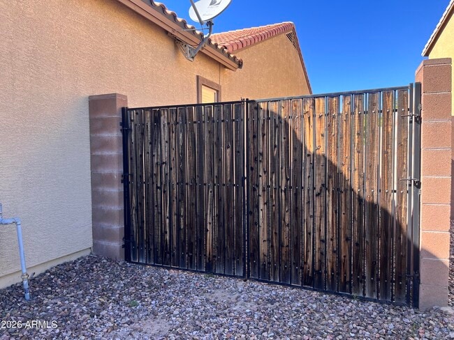 Building Photo - 2208 E Indian Wells Dr