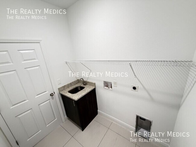 Building Photo - 2481 San Filippo Dr SE