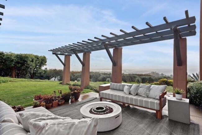 Building Photo - Luxury Living Above The Bay -- Iconic views!