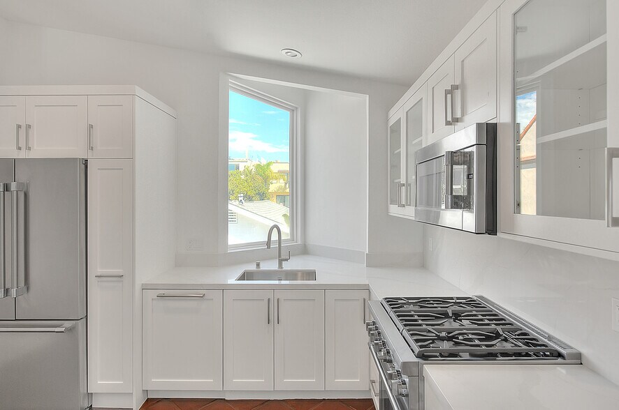 Building Photo - 310 Bayview Dr