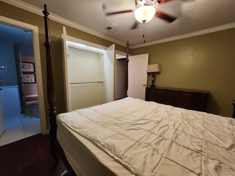 Master bedroom - 506 Shamrock Dr