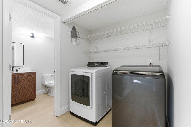 Building Photo - 10407 Big Tree Cir W