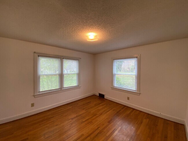 Building Photo - 4025 Robinhood Rd