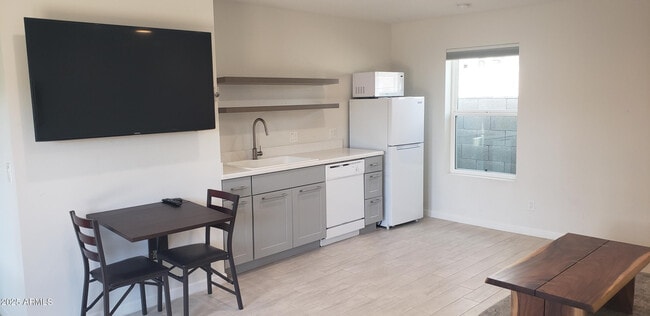 Building Photo - 4440 E Campbell Ave