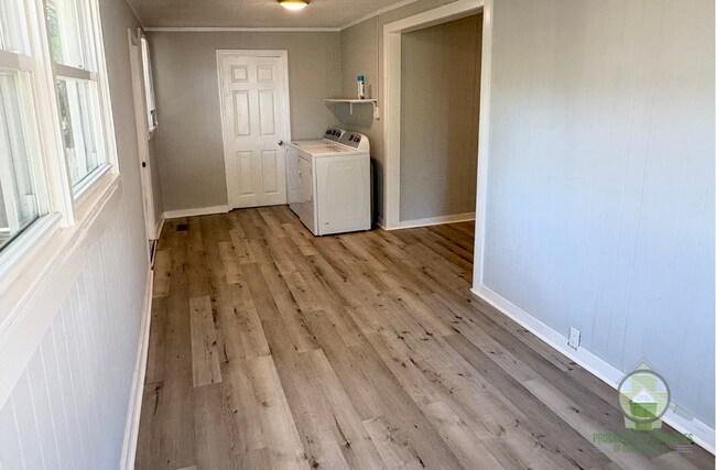 Building Photo - 520 Perry Ave