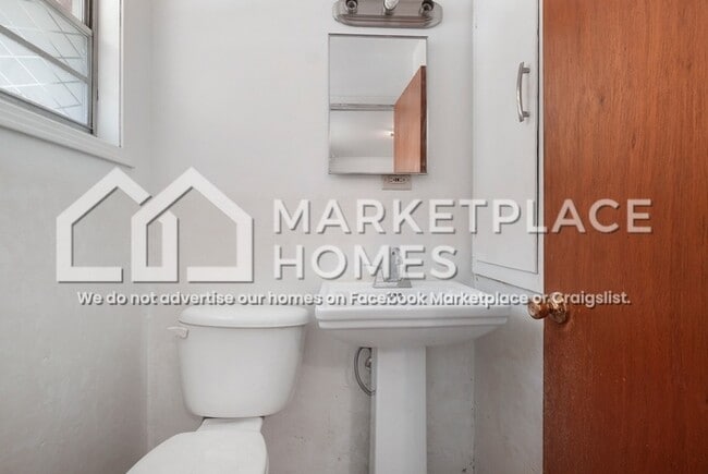 Building Photo - 208 Webb Ave