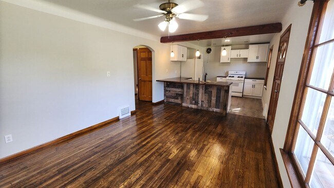 Building Photo - Single family home 3 bedroom