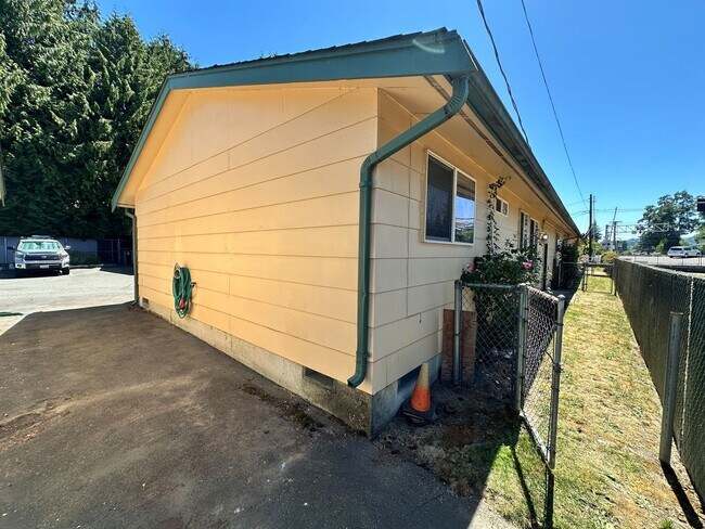 Building Photo - upgraded 2 bedroom 1 bath condo in downtow...