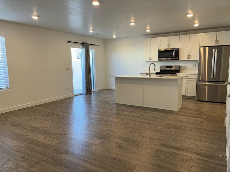 Large open kitchen / dining area - 392 W 2000 N