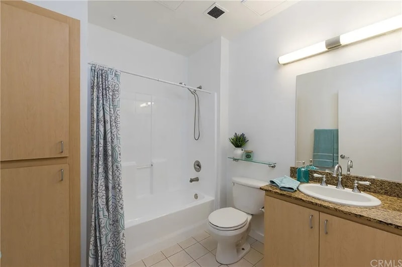 Building Photo - 630 W 6th St