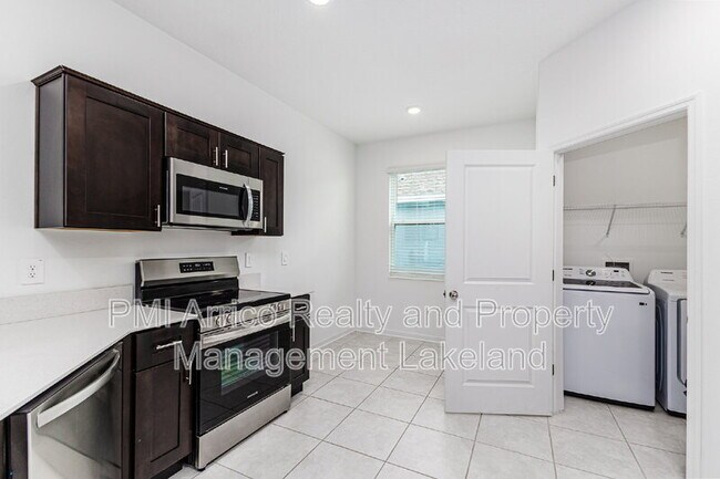 Building Photo - 1121 Deepwater Cir