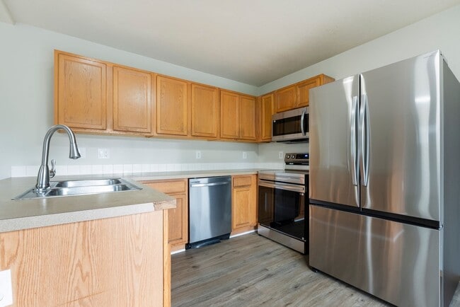 Building Photo - Beautiful Renovated 4b/2.5 bath home - SE Portland