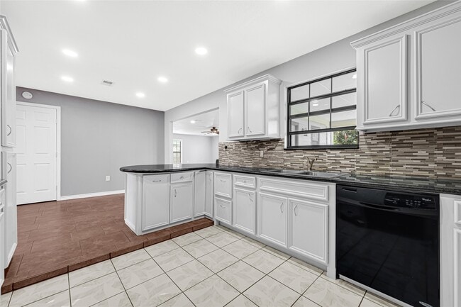 Building Photo - 710 Woodhue St