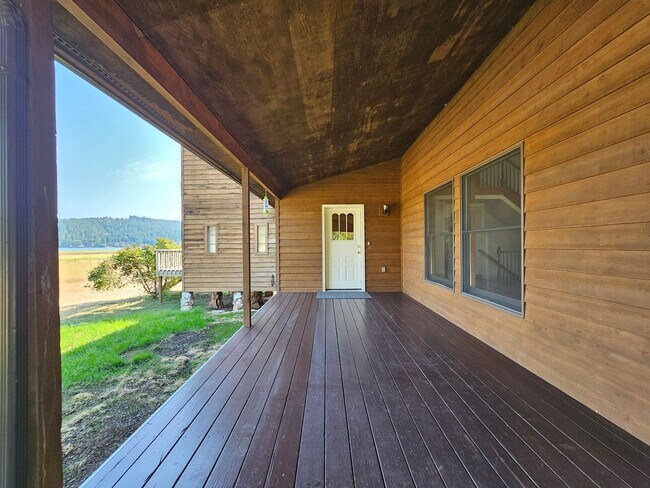 Building Photo - Incredible Hauser Lake Waterfront Home for...