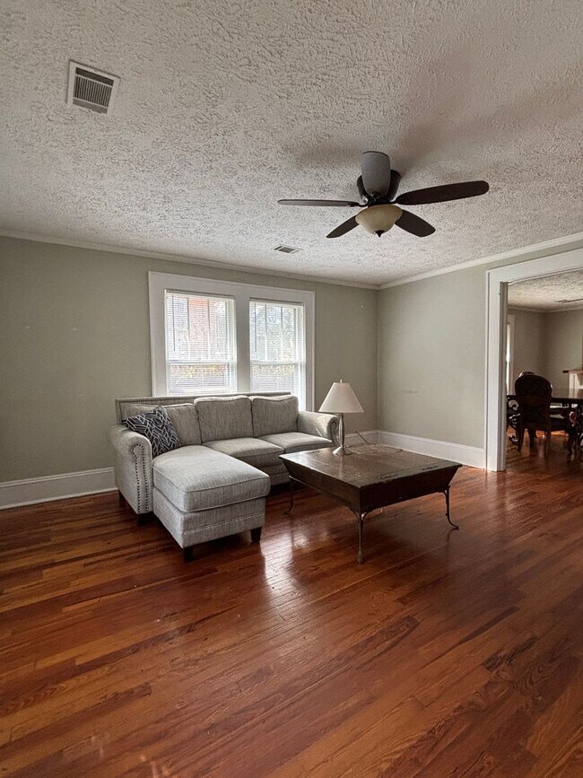 Building Photo - 3 Bedroom 3 Bathroom near downtown Athens - 1 bedroom available