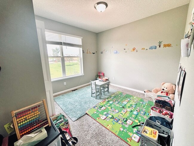 Building Photo - Stunning 5bed/3 1/2 bath Home in Shakopee!
