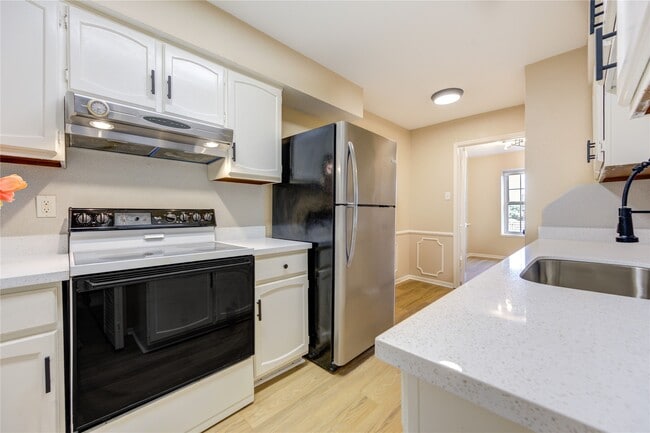 Building Photo - 351 N Post Oak Ln