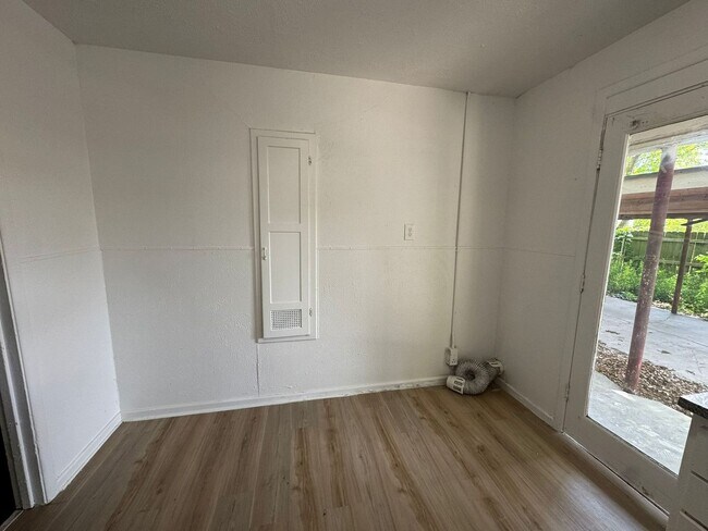 Building Photo - 400-402 North Jefferson - Kaufman