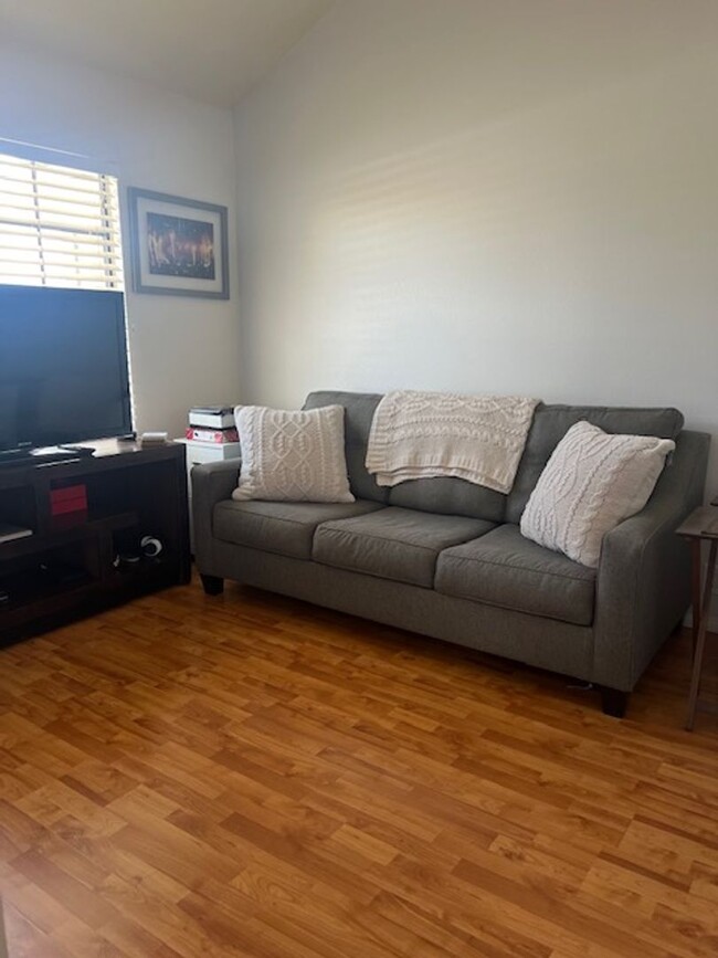 Building Photo - Stunning Upper End Unit FULLY FURNISHED un...