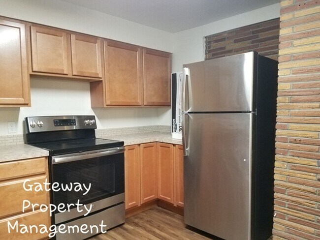 Building Photo - Spacious 3 bedroom