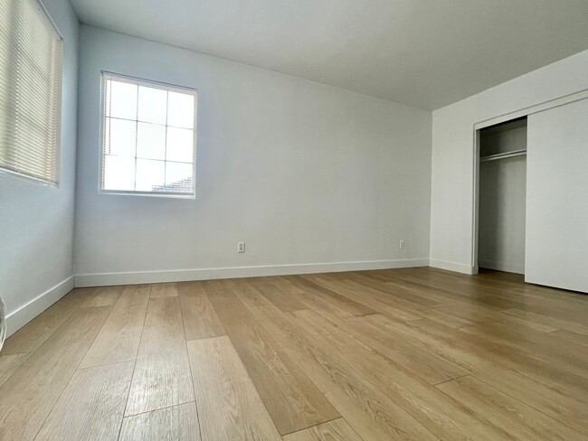 Building Photo - Spacious 6 Bedroom Home for Rent