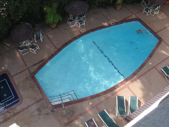 Building Photo - 8530 Holloway Dr