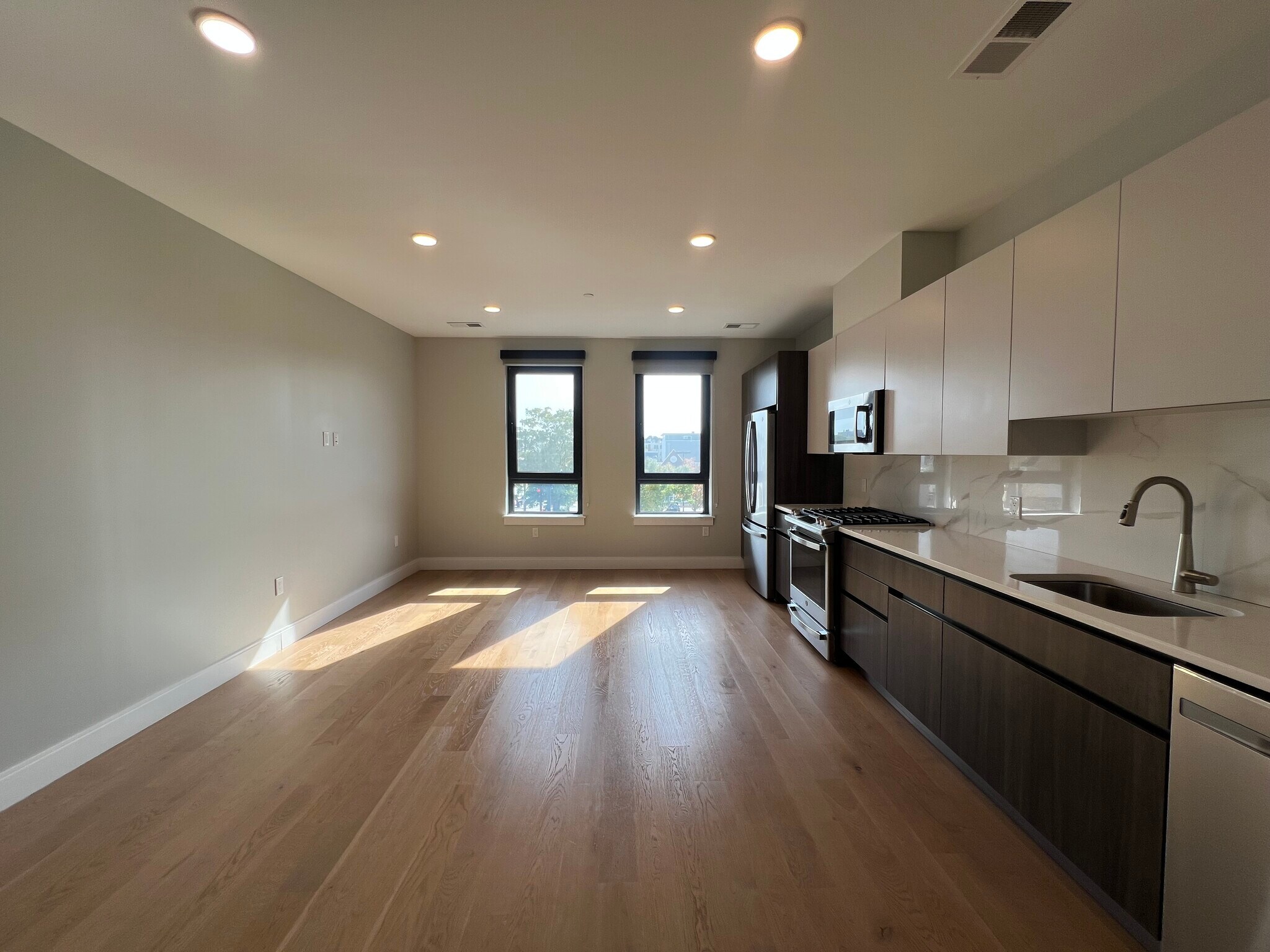 Building Photo - 8 Central St