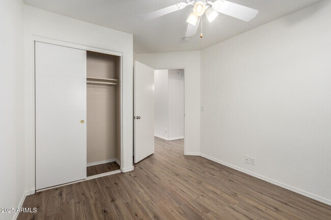 Building Photo - 1328 E Binner Dr