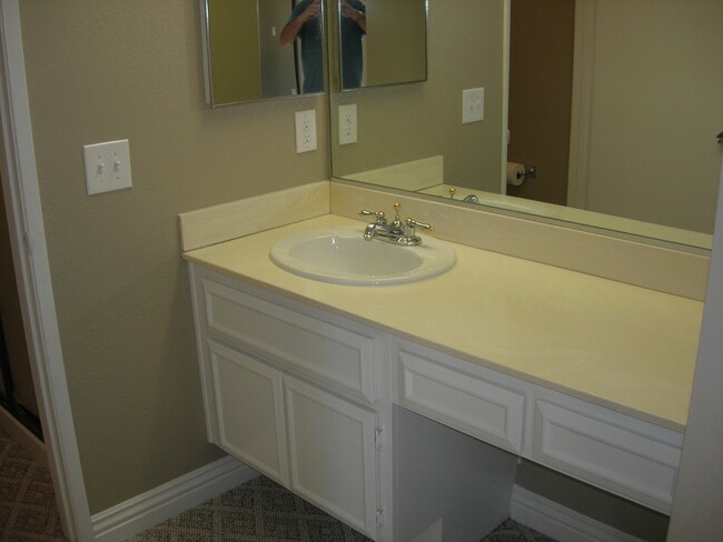 Building Photo - 711 Santa Rosa